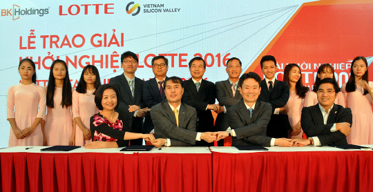 롯데정보통신은 1일 베트남 하노이에서 롯데액셀러레이터, 베트남VSV, BK홀딩스와 현지 우수 스타트업 발굴과 육성을 위한 업무협약을 체결했다고 밝혔다. 타익 례 아잉 베트남VSV 대표(앞줄 왼쪽부터), 이진성 롯데액셀러레이터 대표, 최원석 롯데정보통신 상무, 응웬 쭝 듕 BK홀딩스 대표 등이 기념촬영을 하고 있다.   롯데정보통신 제공